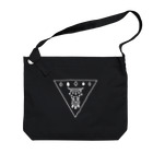 KIKITEKI_LABORATORYの閉眼逆トライアングル 白 Big Shoulder Bag