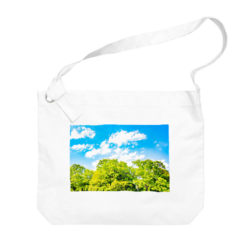 初夏の青空と森の木々 Big Shoulder Bag