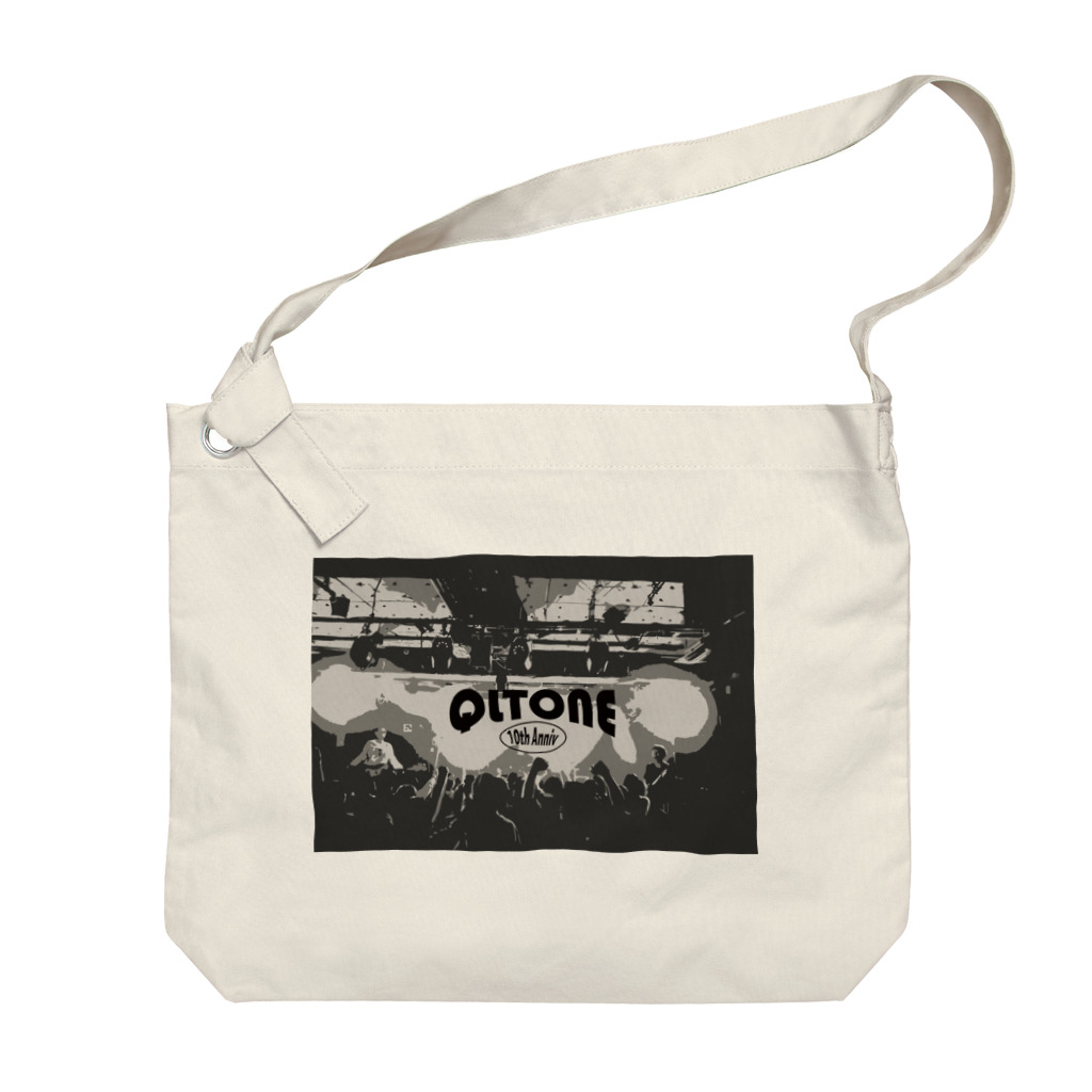 QLTONE10周年記念グッズ特設ページの白熱 ビッグショルダーバッグ