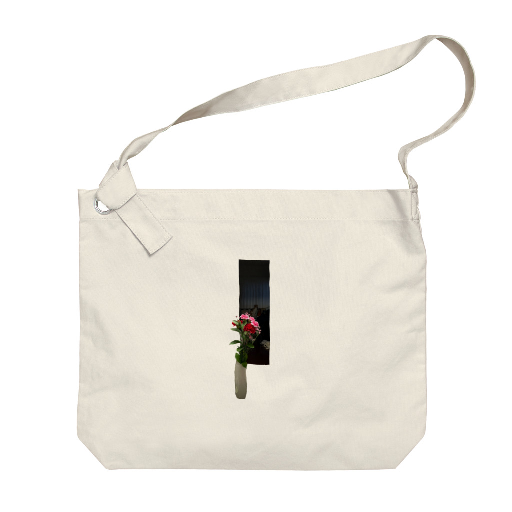イノカ・ワイガワの薔薇と麗しのモモ Big Shoulder Bag