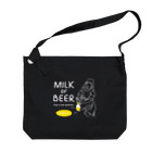 ビールとアート TM-3 Designの名画 × BEER（牛乳を注ぐ女・牛乳かビールか、それが問題だ。）白線画 Big Shoulder Bag