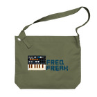 StudioFrequencyのFREQ FREAK シンセ 8bit Big Shoulder Bag
