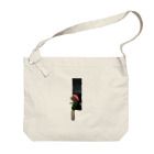 イノカ・ワイガワの薔薇と麗しのモモ Big Shoulder Bag