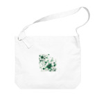 アミュペンの数学的なデザインを持つ緑と白の花 ビッグショルダーバッグ