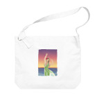 さわくまショップの海と風と女性のイラスト Big Shoulder Bag