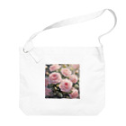 okierazaのペールピンクのバラの花束 Big Shoulder Bag