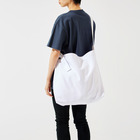 SUIMINグッズのお店の玉子の握り寿司をのんびり運ぶねこ Big Shoulder Bag :model wear (woman)