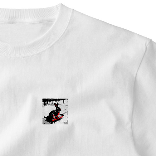 そりで滑っているウサギ Embroidered T-Shirt