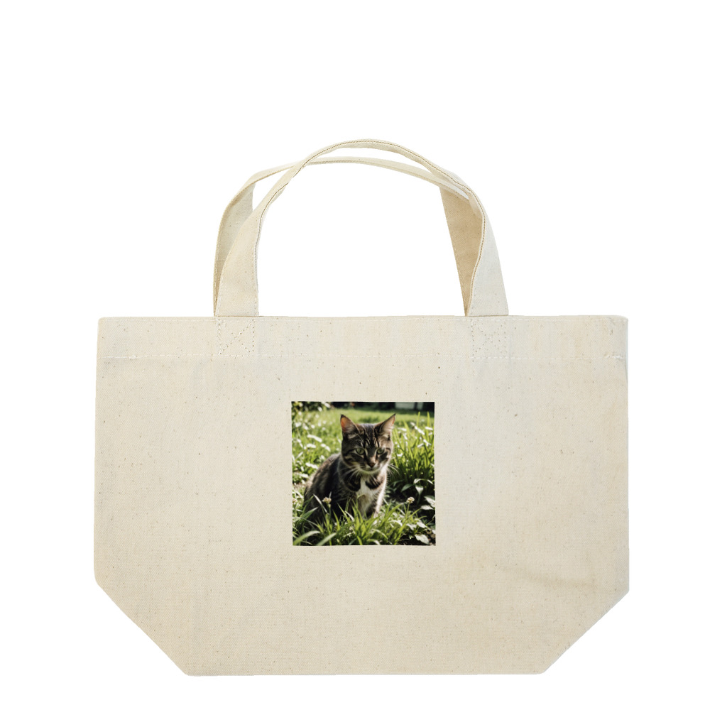 安達聖也の草むらの猫 Lunch Tote Bag