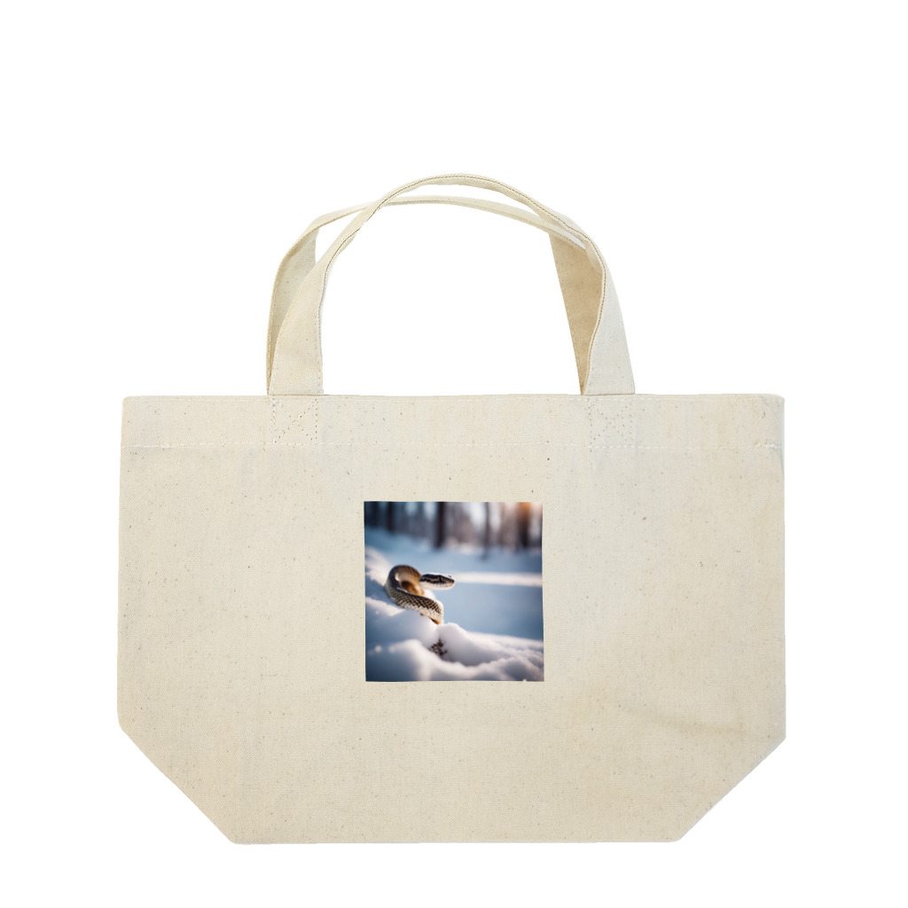 Sunbathingの美しい雪景色の中を這いずりながら喜んでいる蛇 Lunch Tote Bag