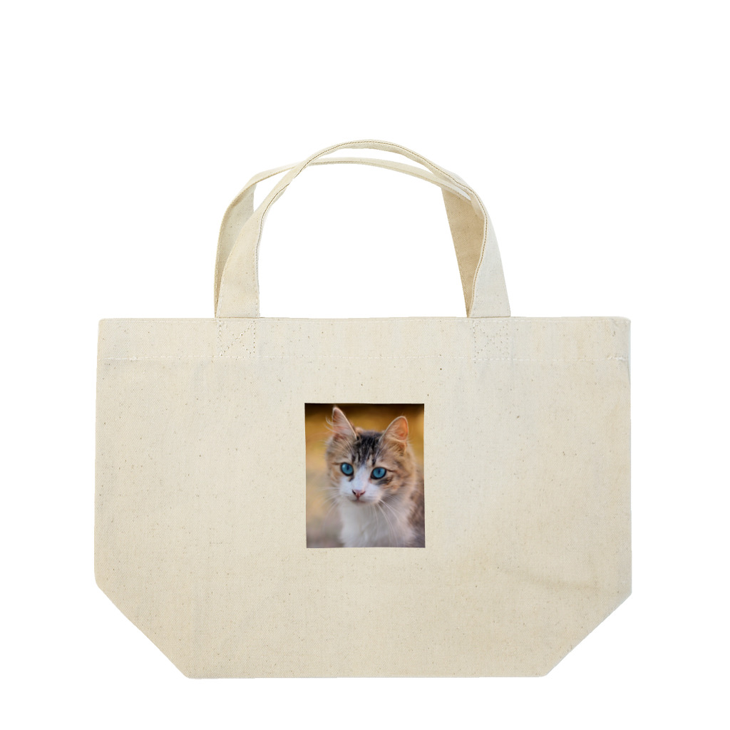 猫アートグッズのAdina Voicu 《Tabby cat with blue eyes》 Lunch Tote Bag