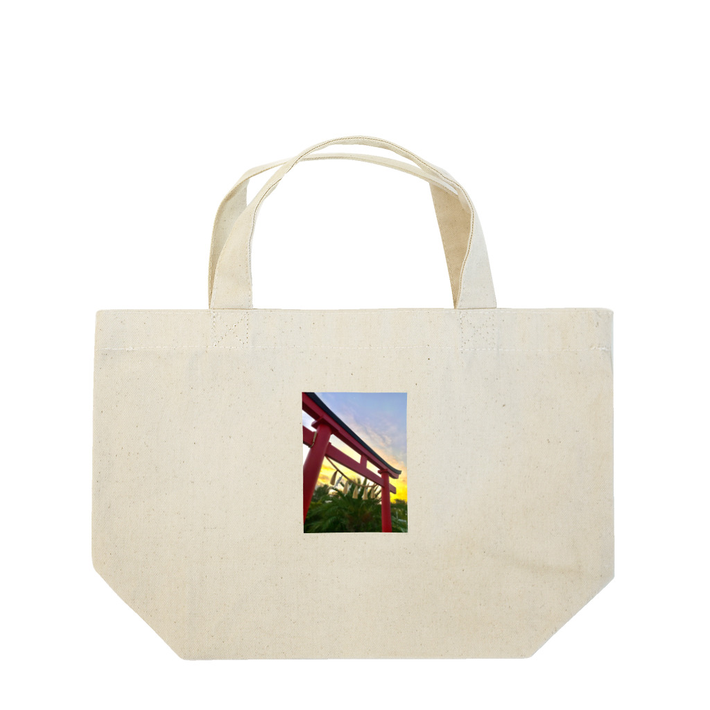 kayuuの夕陽に映える紅色の鳥居 Lunch Tote Bag