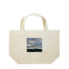 kawattiの画像店の雲に占領された青空 Lunch Tote Bag