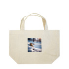 Sunbathingの美しい雪景色の中を這いずりながら喜んでいる蛇 Lunch Tote Bag