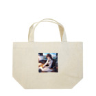 LuLu Shopの可愛らしいポニーテールヘアスタイルで爽やかな笑顔を浮かべています。 Lunch Tote Bag