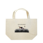 Beagle & Talesのビーグルが草むらで夢中に何かを探している様子を描いたイラストです。 Lunch Tote Bag
