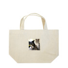 ねこ達と一緒の疲れた身体をいやすねこちゃん Lunch Tote Bag