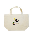 MirofuruDesignのラーメンが大好きな黒猫がラーメンを見つけて驚いている Lunch Tote Bag