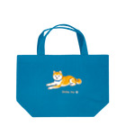 Shiba Inu Streetの水色の首輪をつけてゆったり座る柴犬のドット絵 Lunch Tote Bag