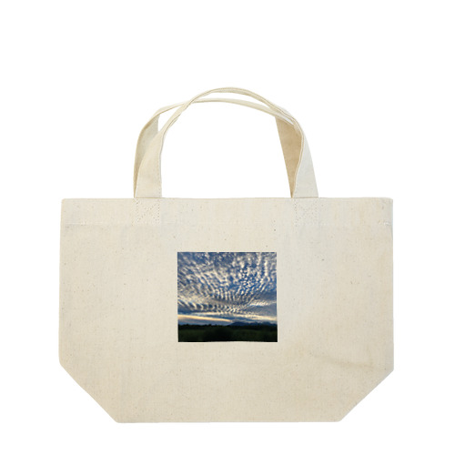 雲に占領された青空 Lunch Tote Bag