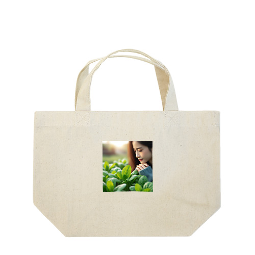 畑のほうれん草に感動するお姉さん Lunch Tote Bag