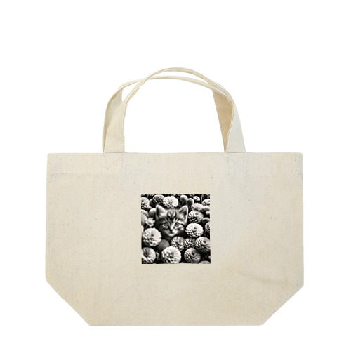 子猫が可憐な花の白黒写真 Lunch Tote Bag