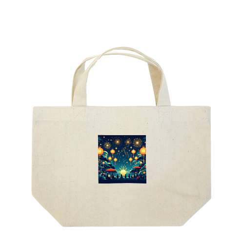 夏祭り、提灯が灯る下で花火をみている Lunch Tote Bag