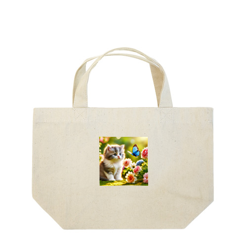 かわいい子猫と蝶々が仲良く遊んでいる様子✨ Lunch Tote Bag