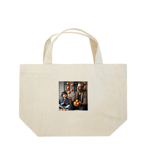 みかんで遊ぶおじさんと孫 Lunch Tote Bag