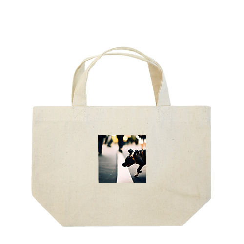 散歩中の犬のグッズ Lunch Tote Bag