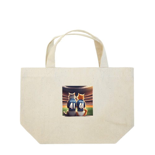 スポーツ観戦を楽しむ夫婦ネコ Lunch Tote Bag