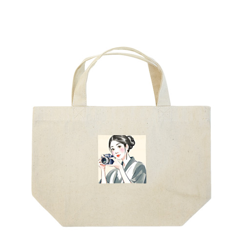 和美さん写真を撮る Lunch Tote Bag