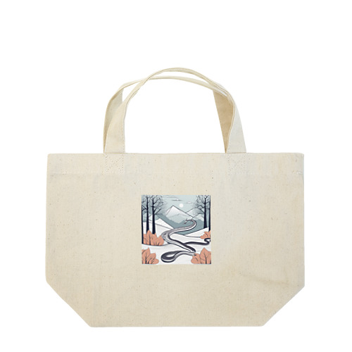 冷たい風に揺れる樹木の中で冬の美しさに感動して喜んでいる蛇 Lunch Tote Bag