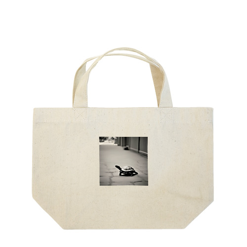 ５、どこかの街で出会ったカメ Lunch Tote Bag