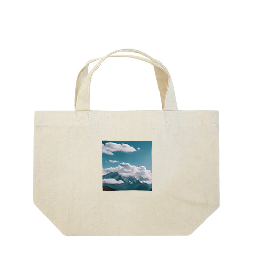 雲が高い峰々に包まれ、一面に広がる山岳地帯 Lunch Tote Bag