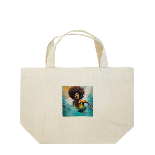 海の世界を楽しむ女性 Lunch Tote Bag