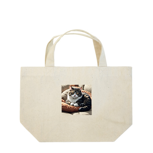 ソファのクッションの上で眠る猫 Lunch Tote Bag