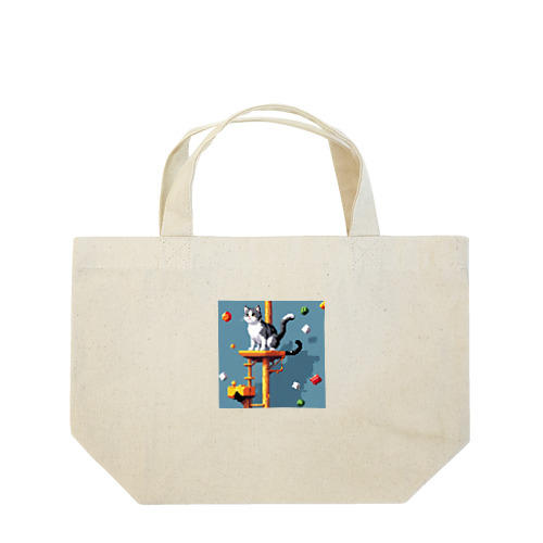 キャットタワーで遊ぶ猫 Lunch Tote Bag