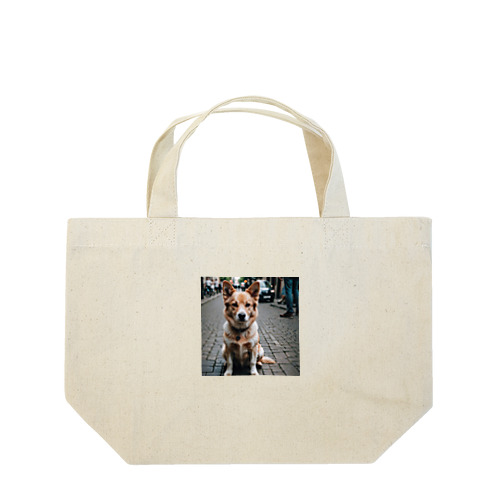 パワフルとは対照的な風貌を持つ可愛らしい犬がカメラ目線！ Lunch Tote Bag