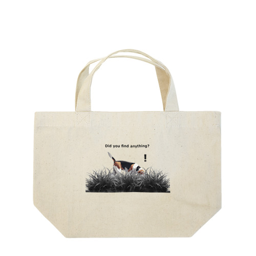 ビーグルが草むらで夢中に何かを探している様子を描いたイラストです。 Lunch Tote Bag