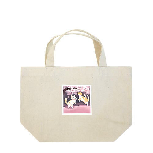 桜で遊ぶ犬と猫 Lunch Tote Bag