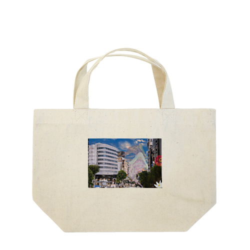 街に蓮の花びらの羽が降って Lunch Tote Bag