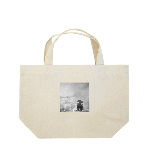 海辺を散歩するチワワ Lunch Tote Bag