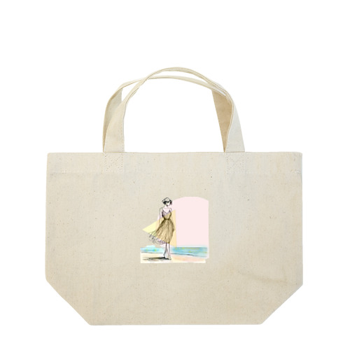 海岸を歩く女性 Lunch Tote Bag