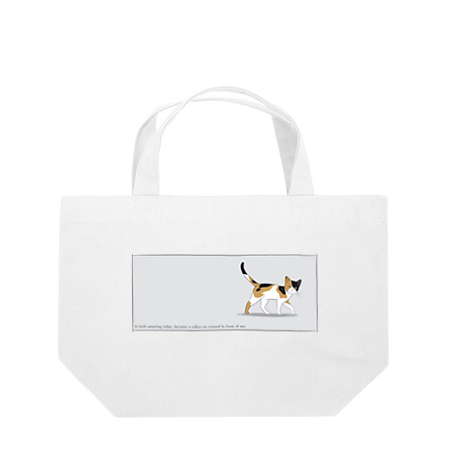 猫が目の前を横切った（三毛猫） Lunch Tote Bag