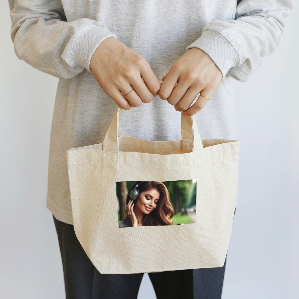 moesoraの音楽を聴く女性 Lunch Tote Bag