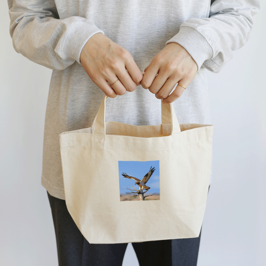 ganeshaの群れの中で他の人と協力しているタカ Lunch Tote Bag