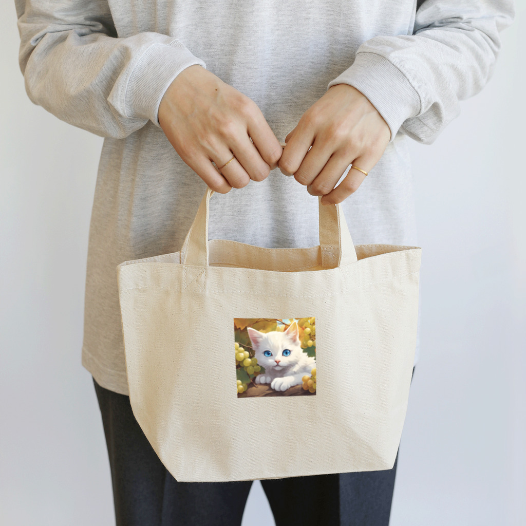 yoiyononakaの葡萄畑の番猫02 Lunch Tote Bag