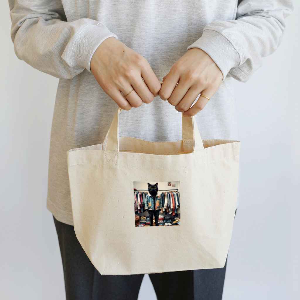 アニマルアーティファクトの服を選んでいる猫 Lunch Tote Bag