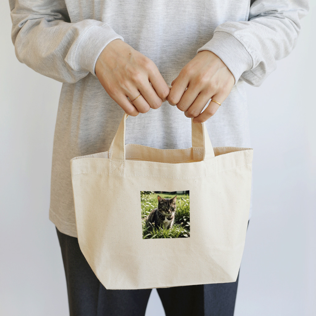 安達聖也の草むらの猫 Lunch Tote Bag